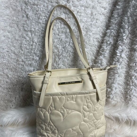 Betsey Johnson Cream Shopper Heart Quilted medium shoulder bag gold tone accent - Picture 4 of 12